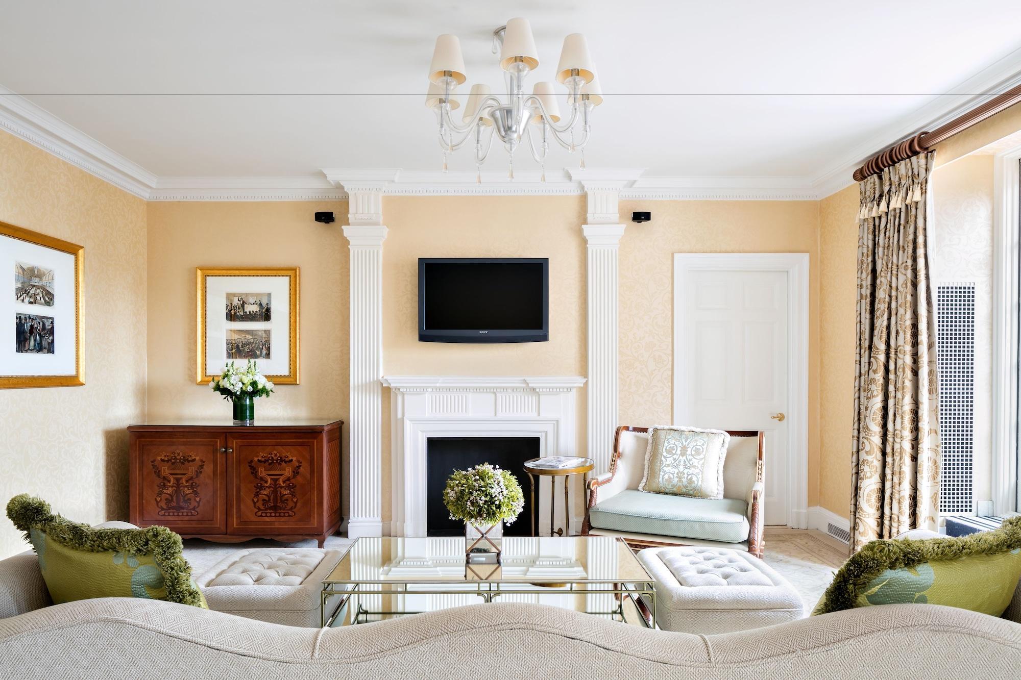 The Pierre, A Taj Hotel, New York Bagian luar foto A living room