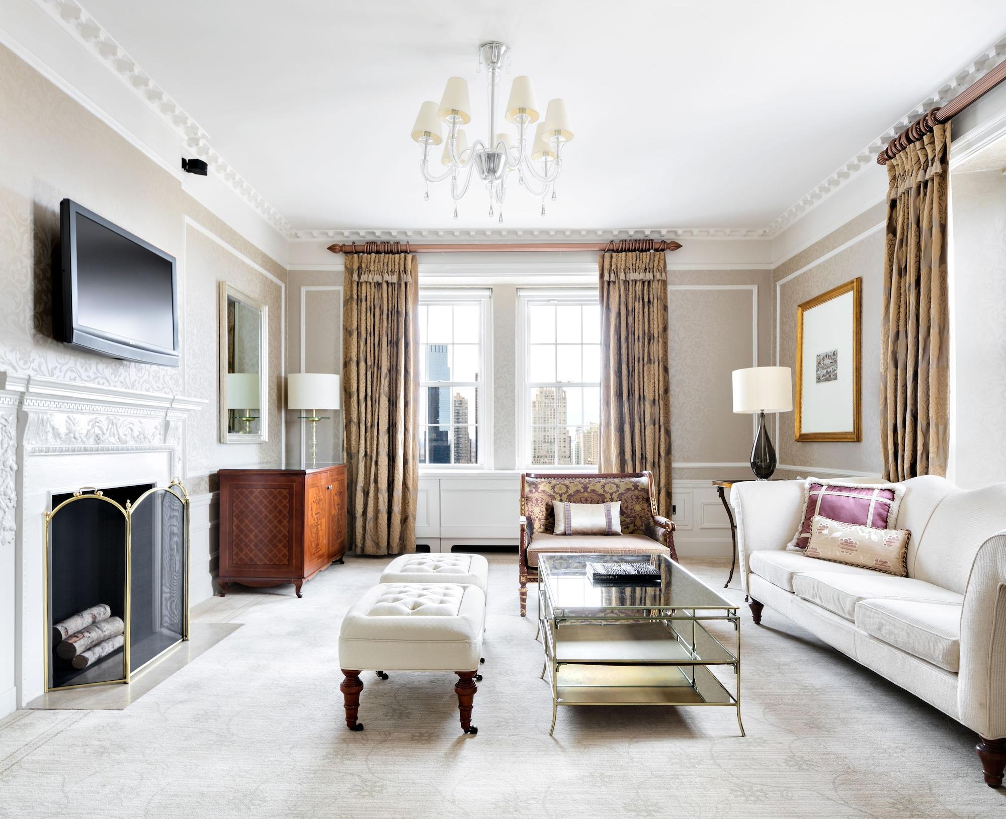 The Pierre, A Taj Hotel, New York Bagian luar foto A living room in a townhouse