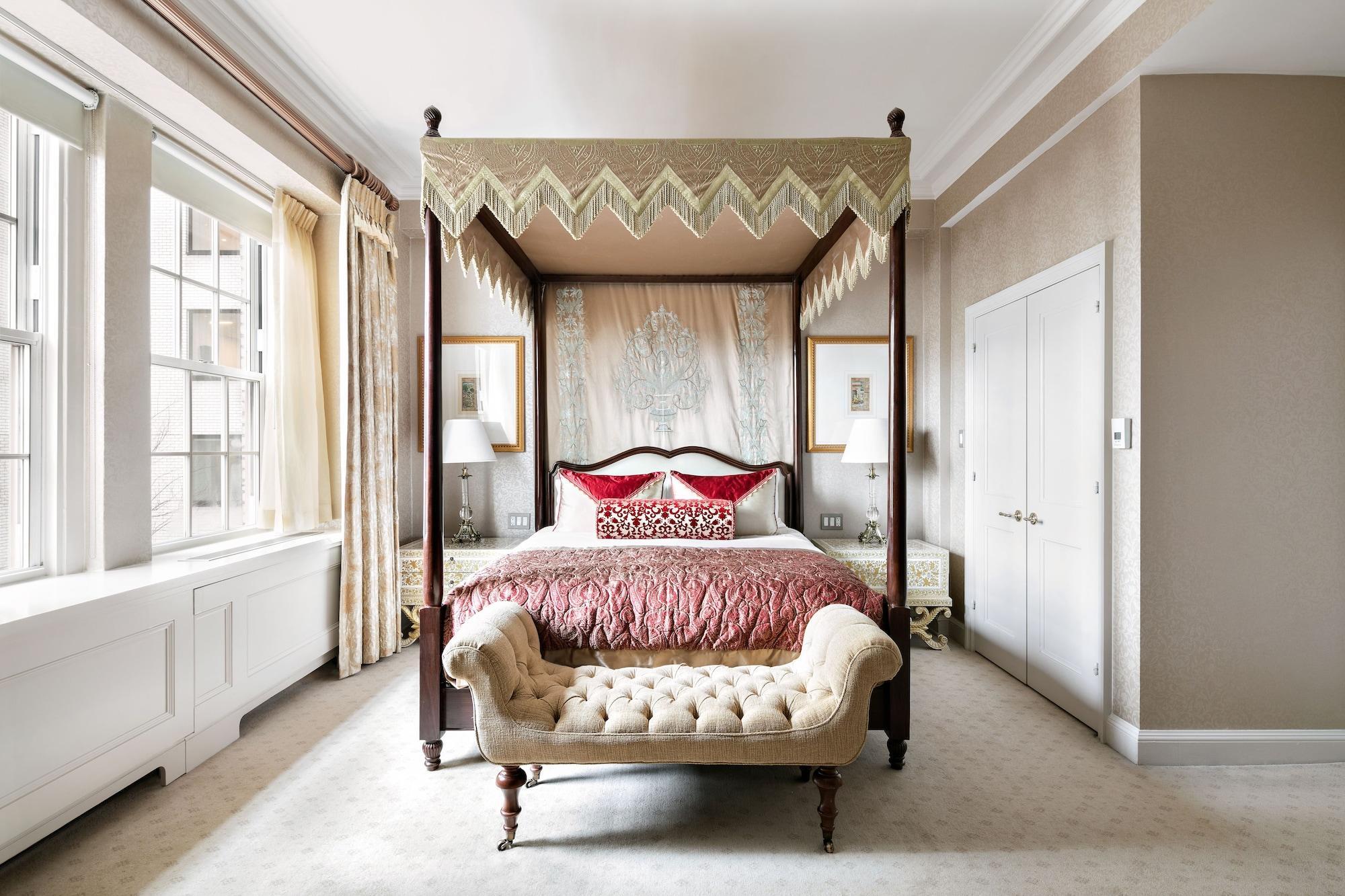 The Pierre, A Taj Hotel, New York Bagian luar foto A bedroom at the hotel