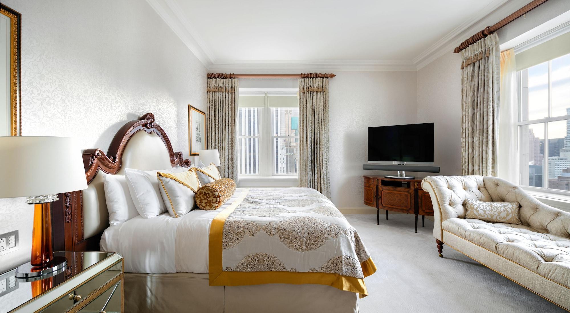The Pierre, A Taj Hotel, New York Bagian luar foto A bedroom at the hotel