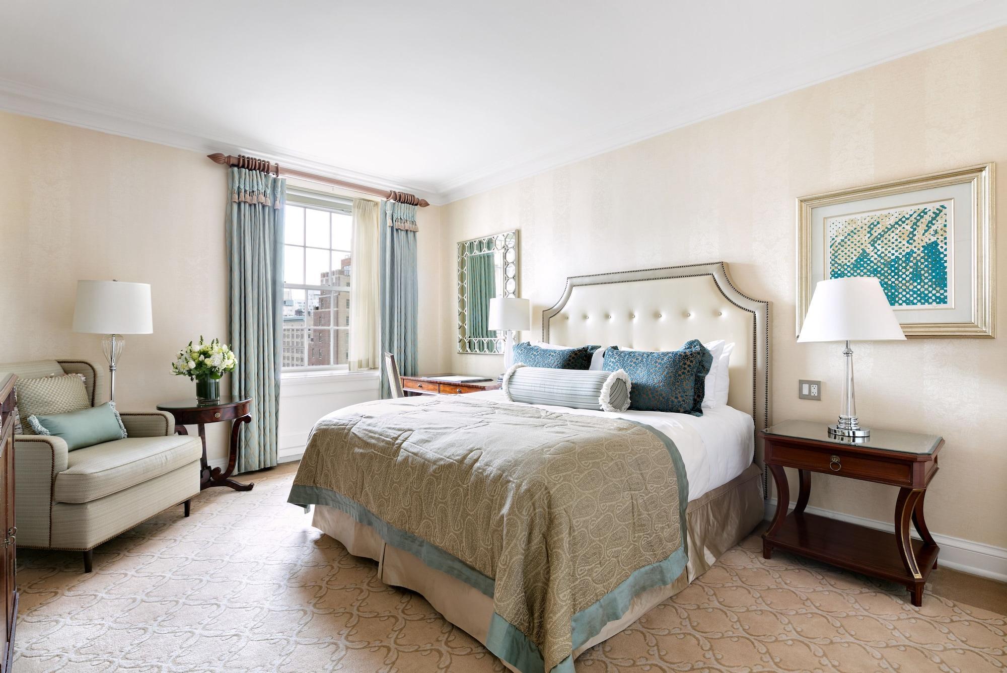 The Pierre, A Taj Hotel, New York Bagian luar foto A bedroom at the Carlyle