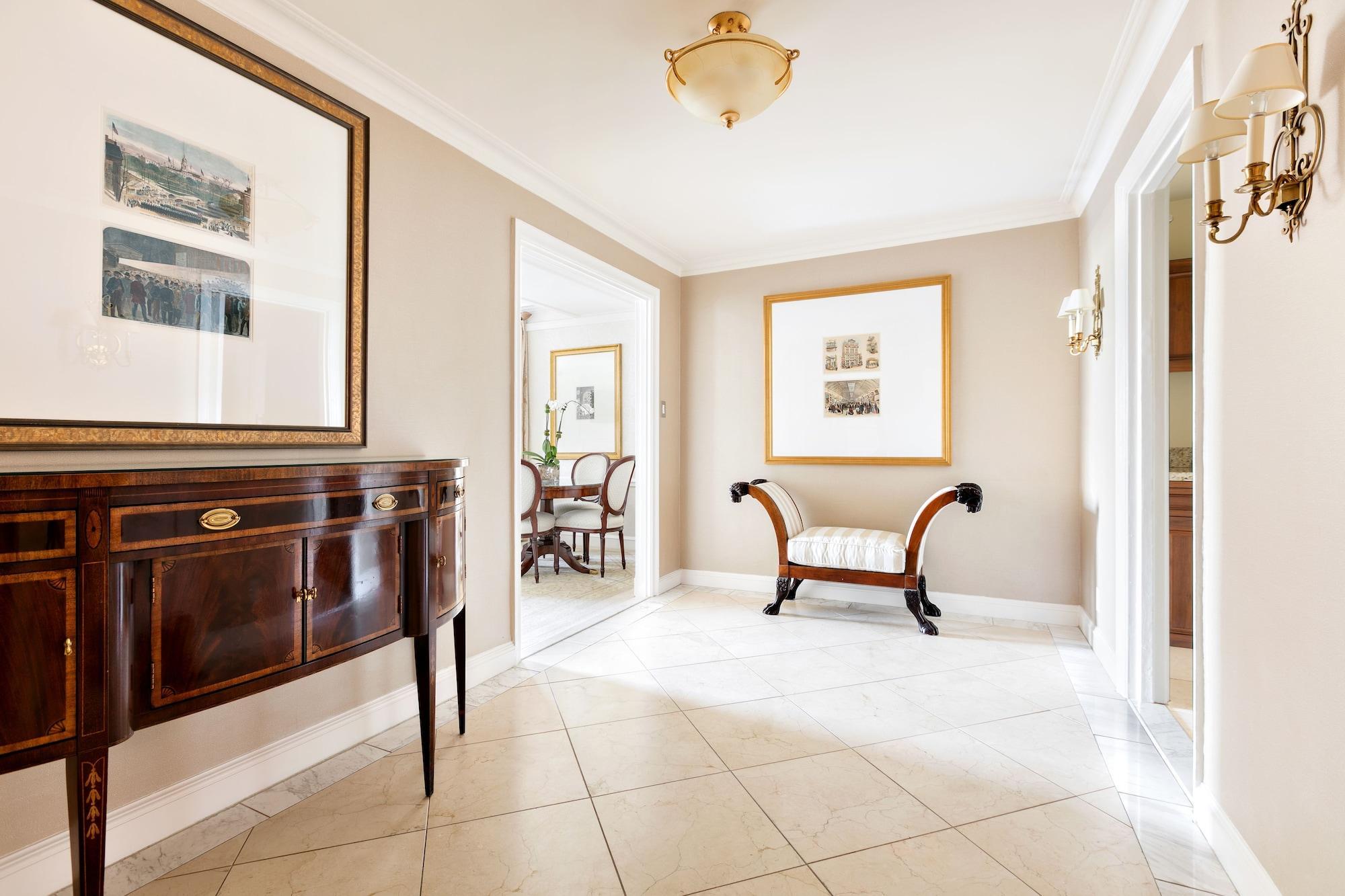 The Pierre, A Taj Hotel, New York Bagian luar foto A hallway