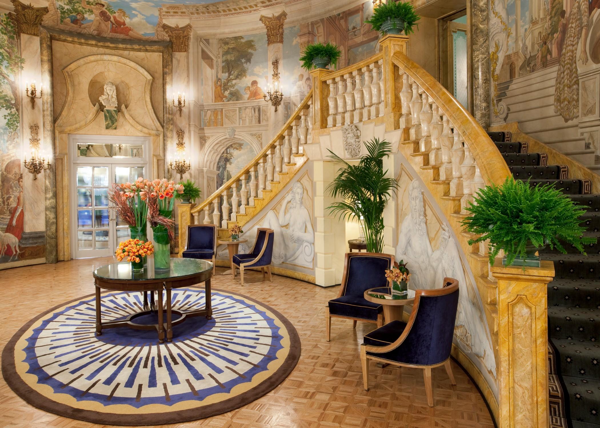 The Pierre, A Taj Hotel, New York Bagian luar foto The lobby of the hotel