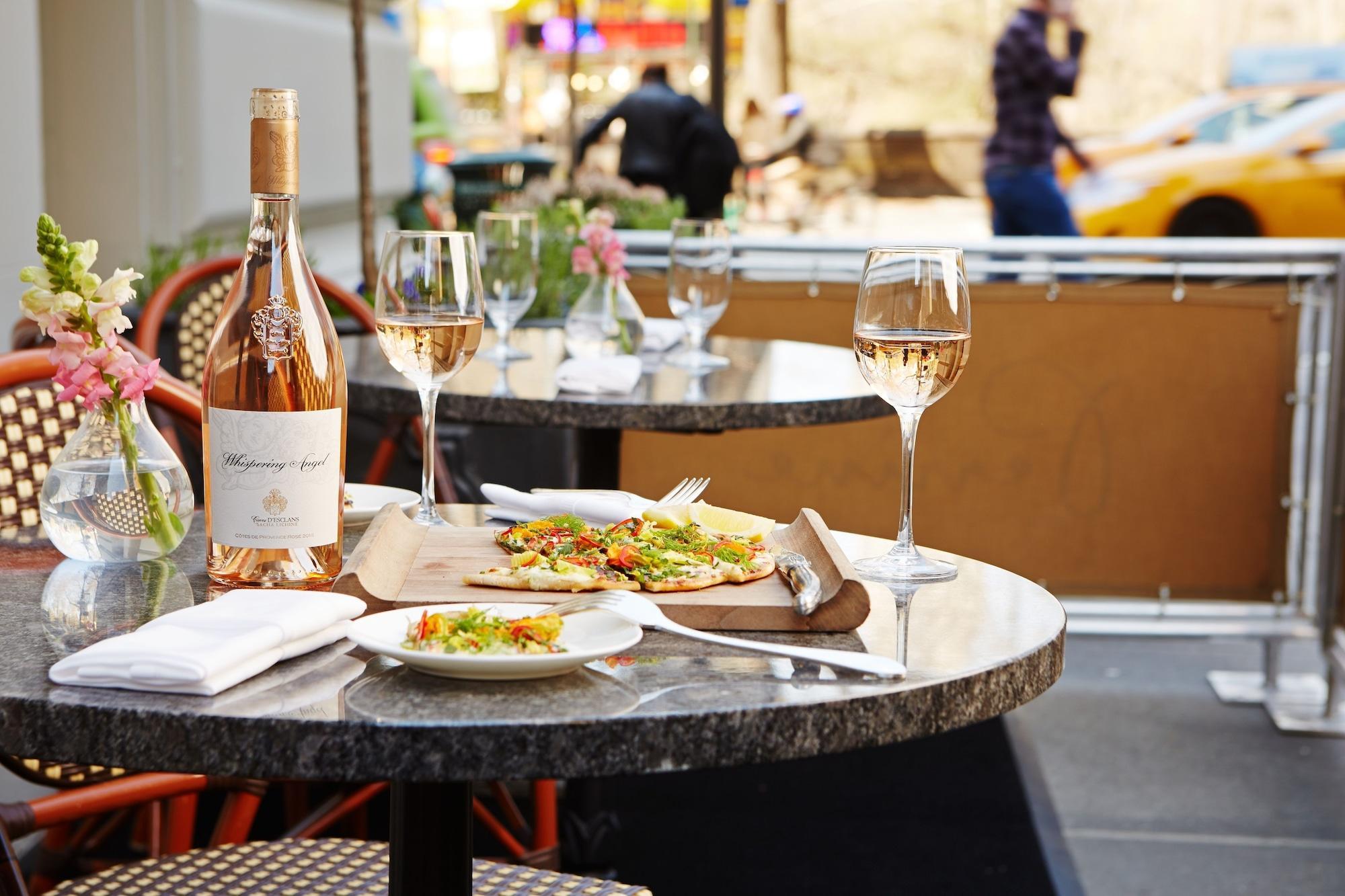 The Pierre, A Taj Hotel, New York Bagian luar foto A wine and cheese tasting at a wine bar in New York City
