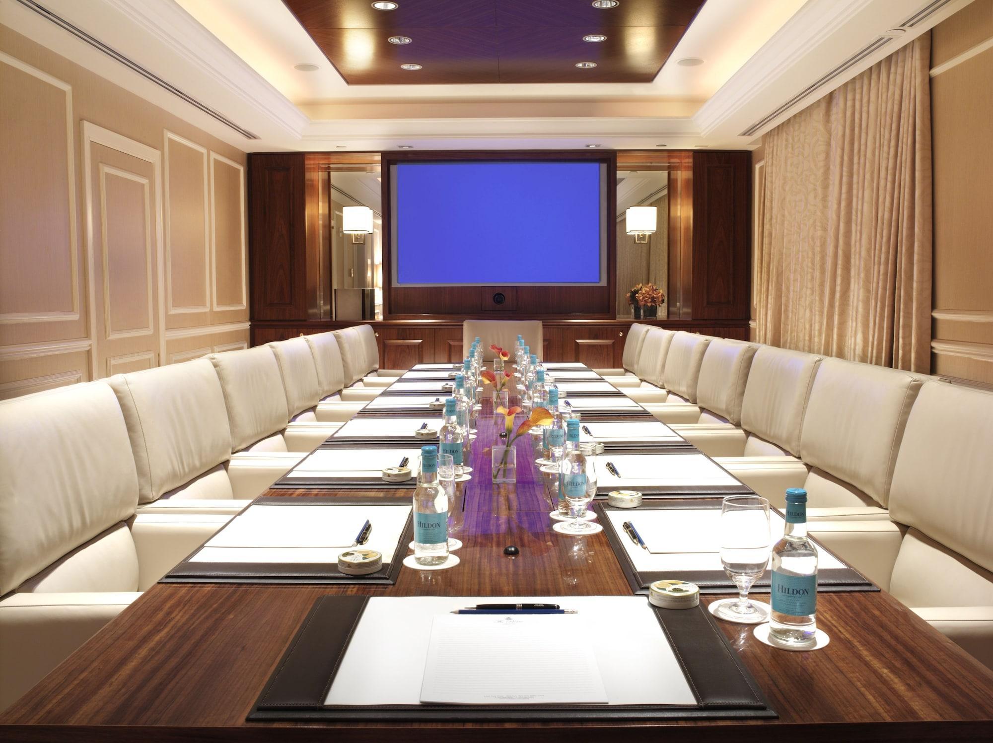 The Pierre, A Taj Hotel, New York Bagian luar foto A boardroom at a hotel