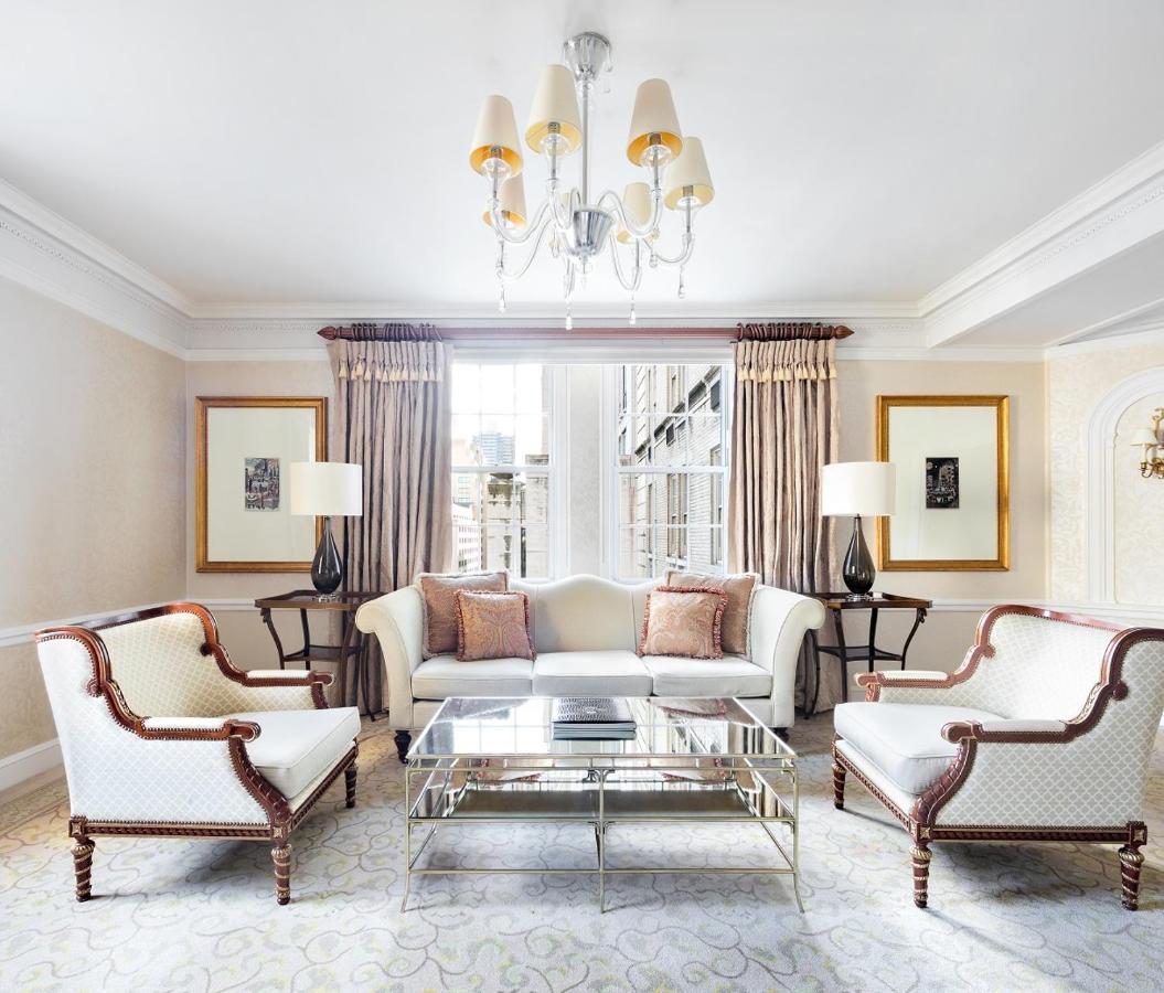 The Pierre, A Taj Hotel, New York Bagian luar foto A living room