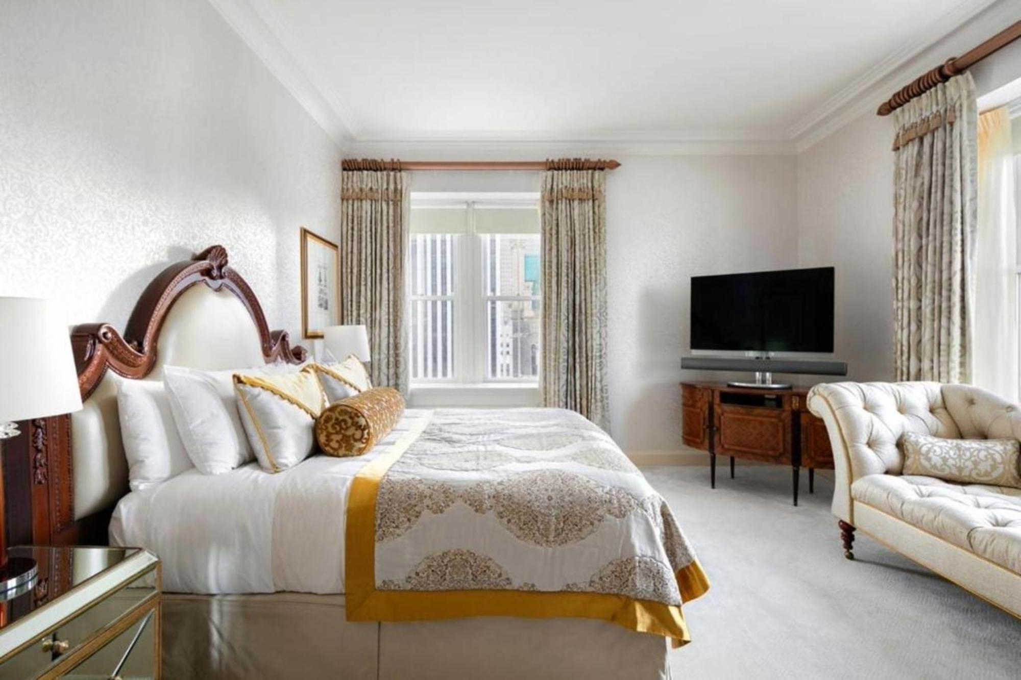The Pierre, A Taj Hotel, New York Bagian luar foto A bedroom at the hotel