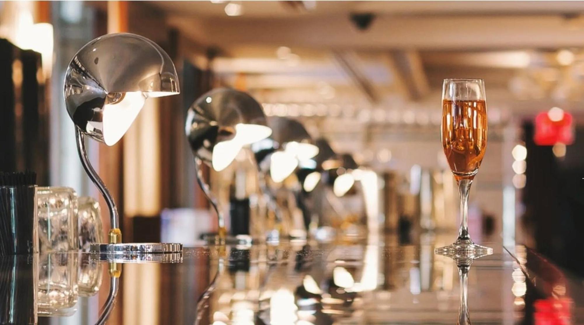 The Pierre, A Taj Hotel, New York Bagian luar foto A glass of champagne