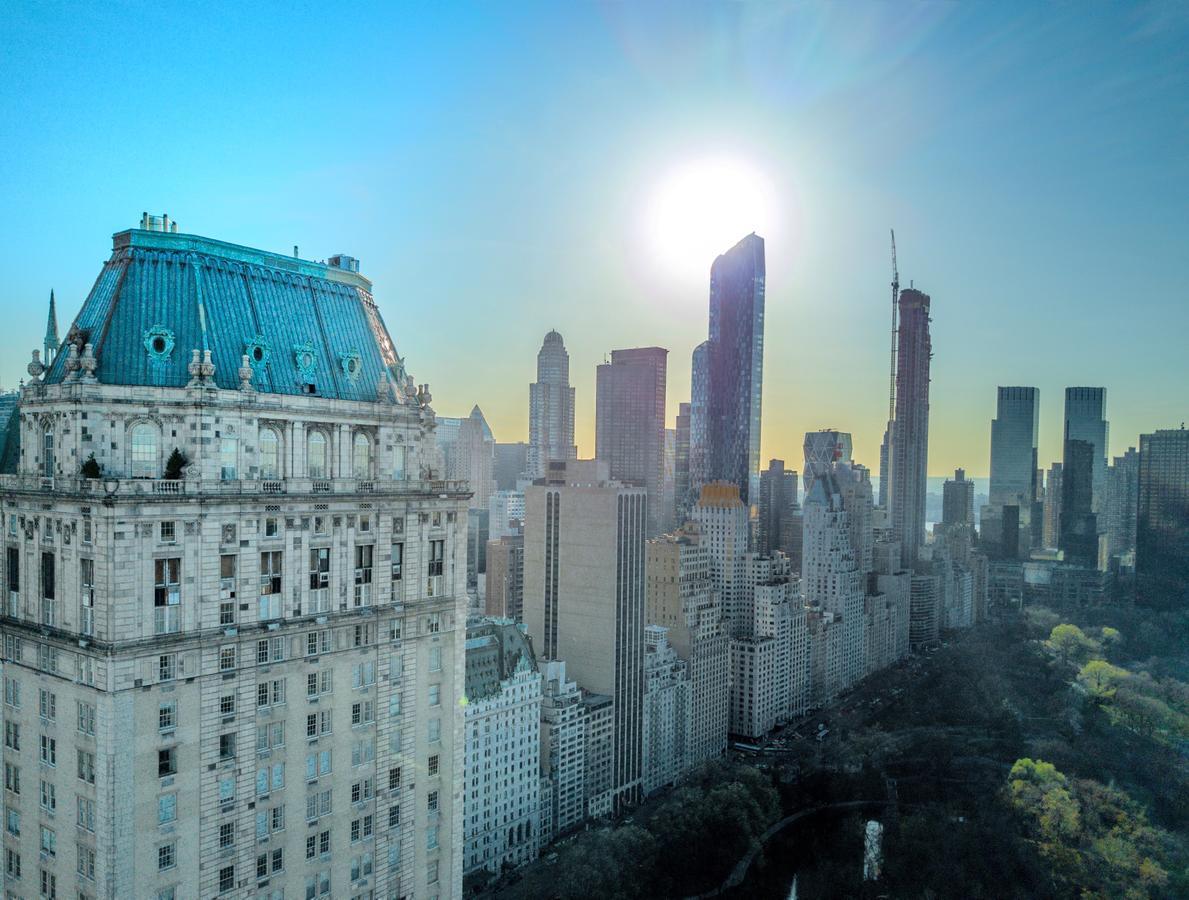 The Pierre, A Taj Hotel, New York Bagian luar foto The skyline of New York City