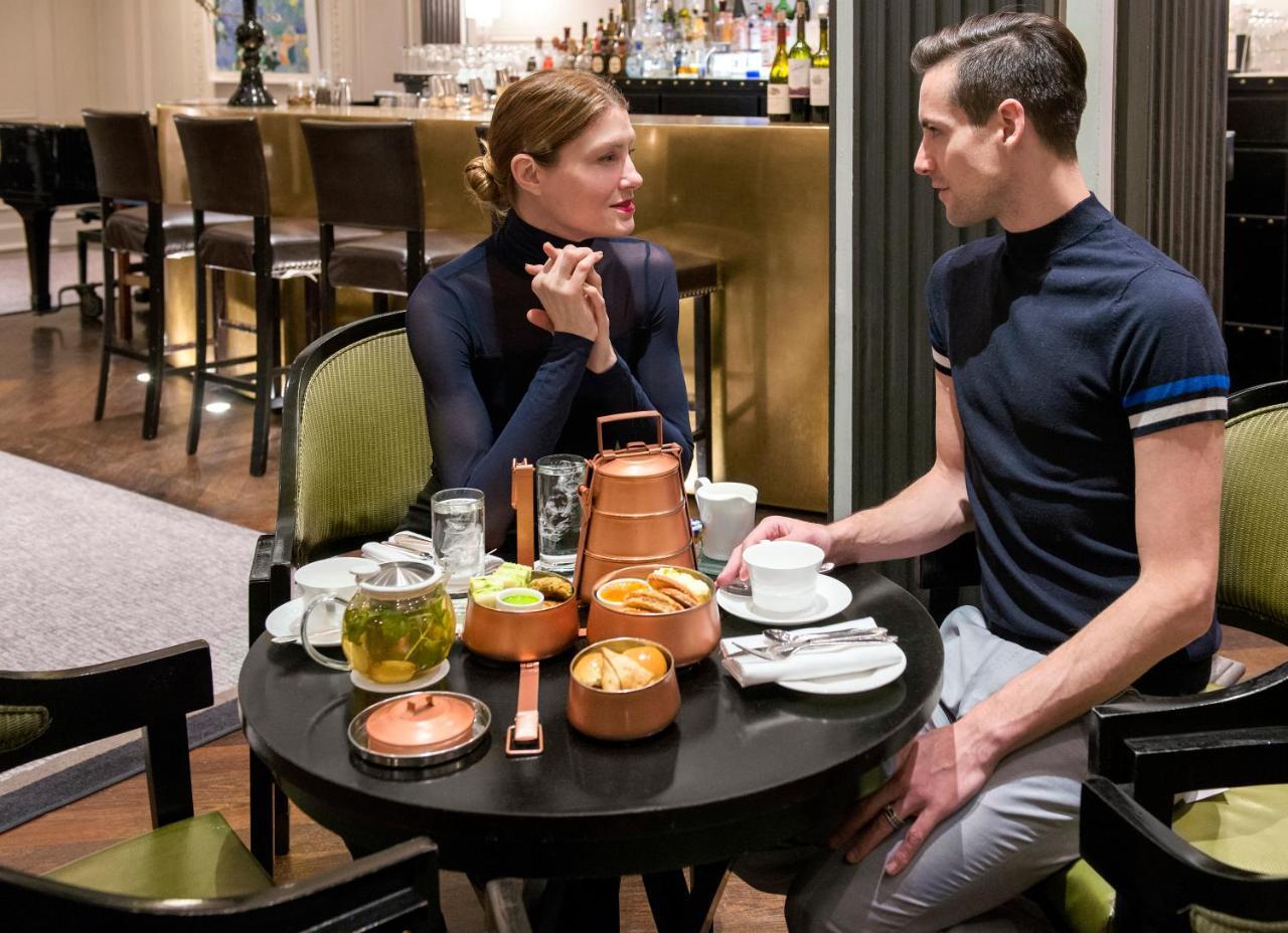 The Pierre, A Taj Hotel, New York Bagian luar foto Afternoon tea at the Mandarin Oriental, London